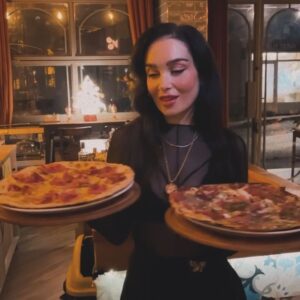 Hande Kaptan Instagram - 📍@imperiaristorante  Sizi bu akşam sofistike bir fine dining deneyimine götürüyorum.♥️ @imperiaristorante 'yi arkadaşımın daveti sayesinde keşfetmiştim; o akşam minik minik eşlikçi tadımları yapmıştım, tadı damağımda kalınca bu lezzetlerden doya doya yemek ve sıcak atmosferini yeniden deneyimlemek için tekrar gittim. Mekanın işletmecisi ve şefi @yigalbicaco Fransız ve İtalyan unsurları içeren sofistike menüsünden seçim yapmamıza yardımcı oldu, işletmesinin hikayeyesini anlattı. Seçimlerimle uyumlu olabilecek şarabı tavsiye etti. Kokteyllerini de çok seviyorum, margaritasını denedim tabii ki. 
.
Ben mekanın kendi üretimi ekşi maya ekmekle servis edilen 'somon tartin' , salatalardan 'delmonico', yanında soğan marmelatı ile gelen 'melt brie', soslarını şefin özel olarak yaptığı incecik, çıtır, ekşi maya ile hazırlanan pizzalardan 'sicilian' ve 'füme' seçtim. Tadı hala damağımda. Buranın  sırlarından biri de peynirlerini bir İtalyan firmasından alması ve şarküteri ürünlerini butik bir kasaba özel olarak ürettirmesi. Haliyle bu detaylar lezzetlere yansıyor. Misafirlerini tekrar tekrar çağıran bir ruhu var buranın. Taste!
#tavsiye #mekanönerisi 
.
.
.

#yemekler #yemek #travel #istanbul #pizza #foodphotography #food #finedining