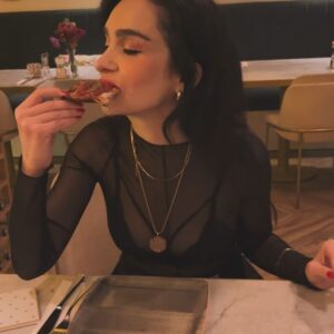 Hande Kaptan Instagram - 📍@imperiaristorante  Sizi bu akşam sofistike bir fine dining deneyimine götürüyorum.♥️ @imperiaristorante 'yi arkadaşımın daveti sayesinde keşfetmiştim; o akşam minik minik eşlikçi tadımları yapmıştım, tadı damağımda kalınca bu lezzetlerden doya doya yemek ve sıcak atmosferini yeniden deneyimlemek için tekrar gittim. Mekanın işletmecisi ve şefi @yigalbicaco Fransız ve İtalyan unsurları içeren sofistike menüsünden seçim yapmamıza yardımcı oldu, işletmesinin hikayeyesini anlattı. Seçimlerimle uyumlu olabilecek şarabı tavsiye etti. Kokteyllerini de çok seviyorum, margaritasını denedim tabii ki. 
.
Ben mekanın kendi üretimi ekşi maya ekmekle servis edilen 'somon tartin' , salatalardan 'delmonico', yanında soğan marmelatı ile gelen 'melt brie', soslarını şefin özel olarak yaptığı incecik, çıtır, ekşi maya ile hazırlanan pizzalardan 'sicilian' ve 'füme' seçtim. Tadı hala damağımda. Buranın  sırlarından biri de peynirlerini bir İtalyan firmasından alması ve şarküteri ürünlerini butik bir kasaba özel olarak ürettirmesi. Haliyle bu detaylar lezzetlere yansıyor. Misafirlerini tekrar tekrar çağıran bir ruhu var buranın. Taste!
#tavsiye #mekanönerisi 
.
.
.

#yemekler #yemek #travel #istanbul #pizza #foodphotography #food #finedining