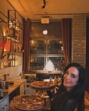 Hande Kaptan Instagram - 📍@imperiaristorante  Sizi bu akşam sofistike bir fine dining deneyimine götürüyorum.♥️ @imperiaristorante 'yi arkadaşımın daveti sayesinde keşfetmiştim; o akşam minik minik eşlikçi tadımları yapmıştım, tadı damağımda kalınca bu lezzetlerden doya doya yemek ve sıcak atmosferini yeniden deneyimlemek için tekrar gittim. Mekanın işletmecisi ve şefi @yigalbicaco Fransız ve İtalyan unsurları içeren sofistike menüsünden seçim yapmamıza yardımcı oldu, işletmesinin hikayeyesini anlattı. Seçimlerimle uyumlu olabilecek şarabı tavsiye etti. Kokteyllerini de çok seviyorum, margaritasını denedim tabii ki. 
.
Ben mekanın kendi üretimi ekşi maya ekmekle servis edilen 'somon tartin' , salatalardan 'delmonico', yanında soğan marmelatı ile gelen 'melt brie', soslarını şefin özel olarak yaptığı incecik, çıtır, ekşi maya ile hazırlanan pizzalardan 'sicilian' ve 'füme' seçtim. Tadı hala damağımda. Buranın  sırlarından biri de peynirlerini bir İtalyan firmasından alması ve şarküteri ürünlerini butik bir kasaba özel olarak ürettirmesi. Haliyle bu detaylar lezzetlere yansıyor. Misafirlerini tekrar tekrar çağıran bir ruhu var buranın. Taste!
#tavsiye #mekanönerisi 
.
.
.

#yemekler #yemek #travel #istanbul #pizza #foodphotography #food #finedining
