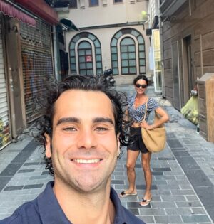 Hande Ataizi Instagram - Galata candır 🌻🤓