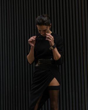 Hande Ataizi Instagram - Always black🖤♠️😎 etek @zeyneptosunofficial