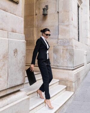 Hande Ataizi Instagram - Don’t expect too much 😎 @chanelofficial #chaneltuxedo always @manoloblahnik