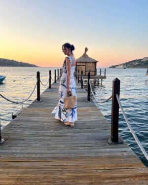Hande Ataizi Instagram - Every sunset is an opportunity to reset 🙃 @lugvonsiga 💕