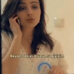Hande Ataizi Instagram - Bu video tamamen ben 👀 Her yalnız başarılı kadının arkasında ANNESİ vardır. ❤️ Biliyorum, anneler günü pazar günü ama ben her zaman ki gibi yine erkenden paylaşmak istedim… 🎉 Anneciğim, okuduğum senaryoyu ilk sana anlatma isteğim.💐 Leon’un başarısını, düşüp, kalkmasını, hastalanmasını ve sonunda yemediği bezelyeyi yedirme şeklini. 🫛 👦 Çıkmaza girmişken ,ağlamamak için sana sığınmamı 🥲 Her başarımda herkese teşekkür ederken aslında aklımdan geçen tek kişinin sen olmasını. 🍀❤️ Yolda gördüğüm farklı insan hikayelerini, tecrübelerimi, hayat kararlarımı ve zararlarımı koşarak sana anlatma arzumu. Yaşın kaç olursa olsun annenin en iyi arkadaşın olduğu gerçeği hiç değişmiyor. 🥰 O yüzden, anneniz yaşıyorsa ve yanınızdaysa en büyük zenginlik ‘O’ ❤️ Anne yaslanabildiğiniz en büyük DAĞ ❤️ EN İYİ ARKADAŞIM 🌼 ANNELER GÜNÜN KUTLU OLSUN 💐🥰 #annelergünü #annelergünükutluolsun