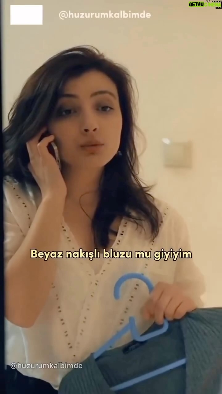 Hande Ataizi Instagram - Bu video tamamen ben 👀 Her yalnız başarılı kadının arkasında ANNESİ vardır. ❤️ Biliyorum, anneler günü pazar günü ama ben her zaman ki gibi yine erkenden paylaşmak istedim… 🎉 Anneciğim, okuduğum senaryoyu ilk sana anlatma isteğim.💐 Leon’un başarısını, düşüp, kalkmasını, hastalanmasını ve sonunda yemediği bezelyeyi yedirme şeklini. 🫛 👦 Çıkmaza girmişken ,ağlamamak için sana sığınmamı 🥲 Her başarımda herkese teşekkür ederken aslında aklımdan geçen tek kişinin sen olmasını. 🍀❤️ Yolda gördüğüm farklı insan hikayelerini, tecrübelerimi, hayat kararlarımı ve zararlarımı koşarak sana anlatma arzumu. Yaşın kaç olursa olsun annenin en iyi arkadaşın olduğu gerçeği hiç değişmiyor. 🥰 O yüzden, anneniz yaşıyorsa ve yanınızdaysa en büyük zenginlik ‘O’ ❤️ Anne yaslanabildiğiniz en büyük DAĞ ❤️ EN İYİ ARKADAŞIM 🌼 ANNELER GÜNÜN KUTLU OLSUN 💐🥰 #annelergünü #annelergünükutluolsun