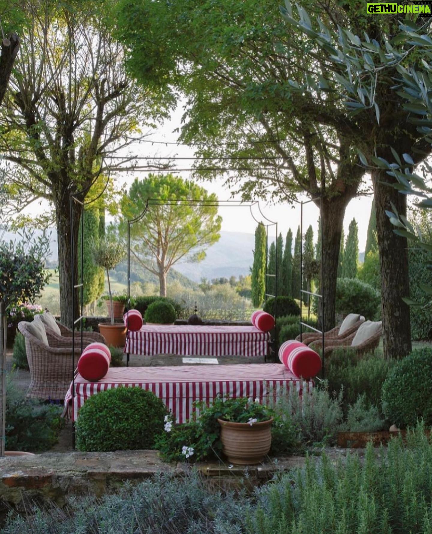 Hande Ataizi Instagram - Tuscan dream 🌿@villaarniano