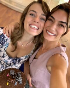 Hande Subaşı Instagram - İyi ki doğmuş kardeşlerin en güzeli 🥰🥳🎂🥂 @tugbacommakar #happybirthday #yasemin 🤍 #nergis #bahtoyunu @benemrahben @fundailhn @senemzencir @bahtoyunu @arcfilmyapim @kanald
