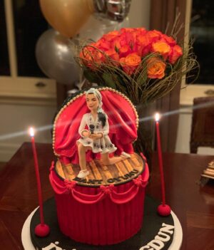 Hande Subaşı Instagram - Gün bitmeden… Bu sene de konsept atlanmadı🥰 Güzel adamım🙏🏼❤️ @alican_ulusoy 
Yeni yaşımdan herkese selamlar sevgiler😁🤗 #mybirthday #february21st #şubat #homesweethome #nergis #bahtoyunu