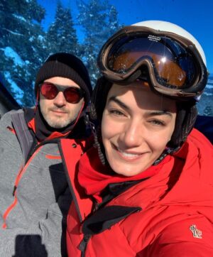 Hande Subaşı Instagram - Sevgili selfiesi ❤️❄️☀️⛷ #winter2022 #kartalkaya #turkey