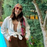 Hande Subaşı Instagram - Şarkı Söylemek Lazım/1977 🎙🎶 Styling: @sametcetinkya 🤍✌🏼 #sezenaksu #emirersoy #feat