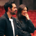 Hande Subaşı Instagram - #birmasaldı başlıyooor 🤍🙏🏼🎭🎤🎶 #musical #müzikal Sahne arkadaşlarımı hayranlıkla izlerken… 🥰 nice yıllara🙏🏼 #dünyatiyatrogünü #worldtheatreday