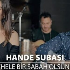 Hande Subaşı Instagram - Tüm varlığı, kalbi ve güzel ruhuyla geldi… Azıcık sükûnet tavsiye eden “Hele Bir Sabah Olsun” şarkısını su gibi söyledi. Hem de şarkının hikâyesini, duygusunu tertemiz aktarabilmek için günler öncesinden üzerine düşündü, çalıştı, aradı, sordu… Ve mis gibi bir performans çıktı ortaya. İyi ki geldin, iyi ki bu şarkıyı seçtin sevgili Hande Subaşı. İyi ki tanıdım seni. Bu projeyi bu yüzden çok seviyorum. Çok güzel insanlar tanıdım, çok iyi tanıdığım dostlarımla, geçmişten bugüne hiç eskimediğimizi hatta daha da demlendiğimizi fark ettim. O zaman 30 şarkılık yolculuğun sonuna yaklaşırken, projenin fikir babası, uygulayıcısı, beyni her şeyi Gökhan Paşakan’a minnet dolu, dev alkışlar bırakayım şuraya yeri gelmişken ❤️
