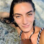 Hande Subaşı Instagram - Kendi moda çekimimi yaptım nasıl ?!🙃🤍 #mutluanlar #sealovers #sundayfunday