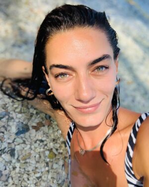 Hande Subaşı Instagram - Kendi moda çekimimi yaptım nasıl ?!🙃🤍
#mutluanlar #sealovers #sundayfunday