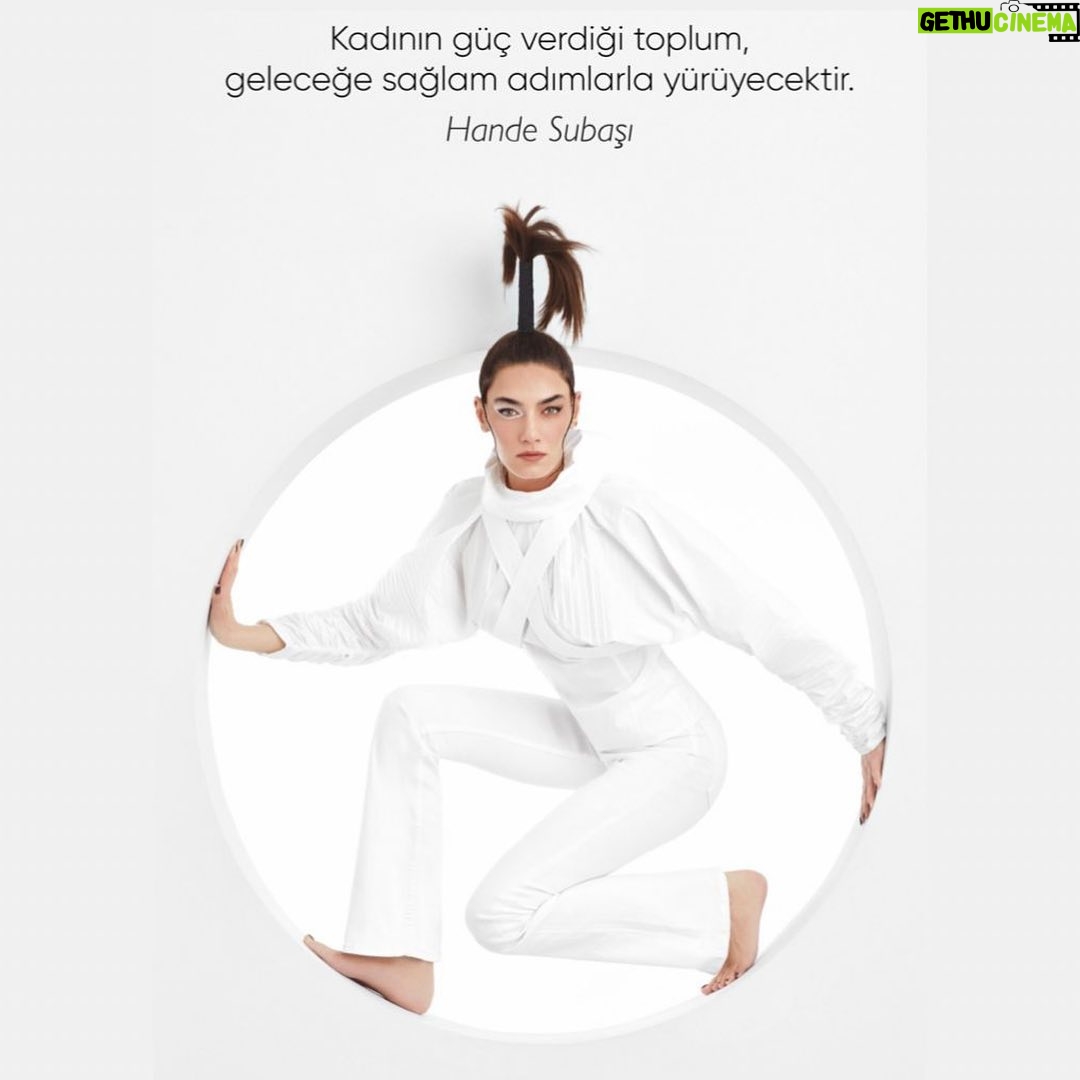 Hande Subaşı Instagram - “Kadınlar Omuz Omuza” Sosyal Sorumluluk projesi🤍Bu Projeyle binlerce kadın yeniden istihdam edilirken yaşamak için bir nedene sahip olabilecekler ve o kadınlardan BİRİ DE SENSİN !! Tüm destekçilere ve kadınlara 👏🏻👏🏻👏🏻 Sergiyi @zorlu_psm fuaye alanında ziyaret edebilirsiniz 🙏🏼 @tanjubabacan @iyiniyetdernegi @memorialsaglik @ugurgenc61 @cengizdikbas @zuhalceranyapimorganizasyon yaseminkts @selda.yalmancan @bircansilan @selencao #iyiniyetderneği #kadinlaromızomuza #memorialsaglikgrubu #sosyalsorımlulukprojesi #8martdünyakadınlargünü #dünyakadınlargünü