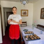 Haneia Maurer Instagram – Laissez-vous guider par votre féminité. Partagez votre lumière autour de vous et nourrissez votre famille de bon aliments, afin de leur permettre de se développer dans l’amour.
#blueberry Muffins 🫐
Ingredients
Bake 15 min in 400F
Muffins:
1 ½ cups all-purpose flour
¾ cup white sugar
2 teaspoons baking powder
½ teaspoon salt
⅓ cup vegetable oil
1 large egg
⅓ cup milk, or more as needed
1 cup fresh blueberries
Crumb Topping:
½ cup cassonade // brown sugar
⅓ cup all-purpose flour
¼ cup butter, cubed
1 ½ teaspoons ground cinnamon