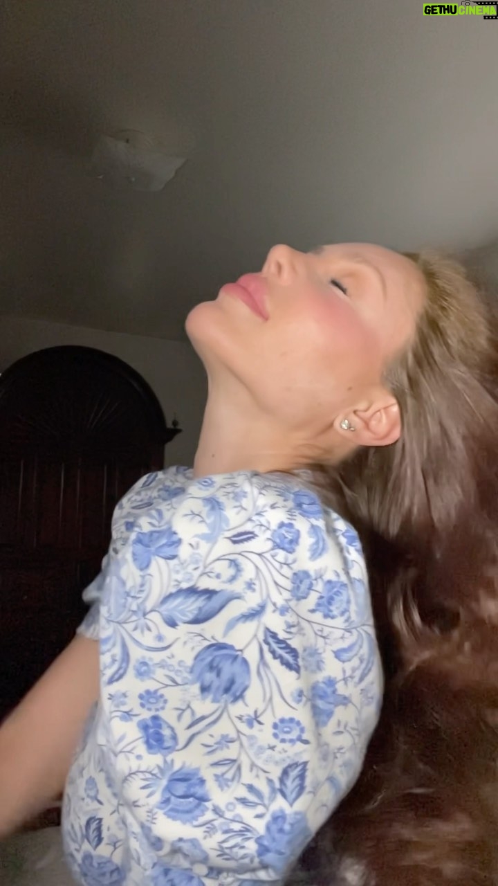Haneia Maurer Instagram - Amour, gloire et beauté Des mots qui font rêver Des têtes qui font tourner Depuis l’éternité Amour, gloire et beauté C’est comme la liberté On doit en hériter Sinon, faut les gagner Certains sont bénis des dieux Ils sont nés pour être heureux Ils ont touché le gros lot, Pour eux, rien n’est trop beau Amour, gloire et beauté Des mots qui font rêver Des têtes qui font tourner Depuis l’éternité Amour, gloire et beauté C’est comme la liberté On doit en hériter Sinon, faut les gagner Ils ont le monde à leurs pieds Partout, ils ont leurs entrées Ils ne craignent rien Du destin qui leur tend la main Amour, gloire et beauté Des mots qui font rêver Des têtes qui font tourner Depuis l’éternité Amour, gloire et beauté C’est comme la liberté On doit en hériter Sinon, faut les gagner