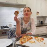 Haneia Maurer Instagram - Pour la 1ère fois de notre vie, nous cuisinons une pizza 100% faite maison. Alors qui a préparé la meilleur piz’ selon vous ? La réponse sur ma dernière vidéo YouTube! Bisous les amis 🇮🇹🍕❤️