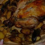 Haneia Maurer Instagram - Rien de mieux que de cuisinier et partager des moments en famille pour se détendre. Aujourd’hui c’est le hnea poulet rôti 🍗💕 Chauffez le four à 200 degrés Poulet fermier des Landes La Farce Tomates Ail oignons sel poivre Beurre demi sel Persil Citron Badigeonner la peau pour qu’elle croustille Huile d’olive Beurre demi salé Poivre Noix de muscade Persil 💚 HNEA tips ⭐️ne pas rajouter de sel pour ne pas sécher la chair ⭐️Tourner le poulet toutes les 30 min ⭐️Humidifier le poulet lors de la cuisson avec la sauce ⭐️Cuire longtemps à feu doux.