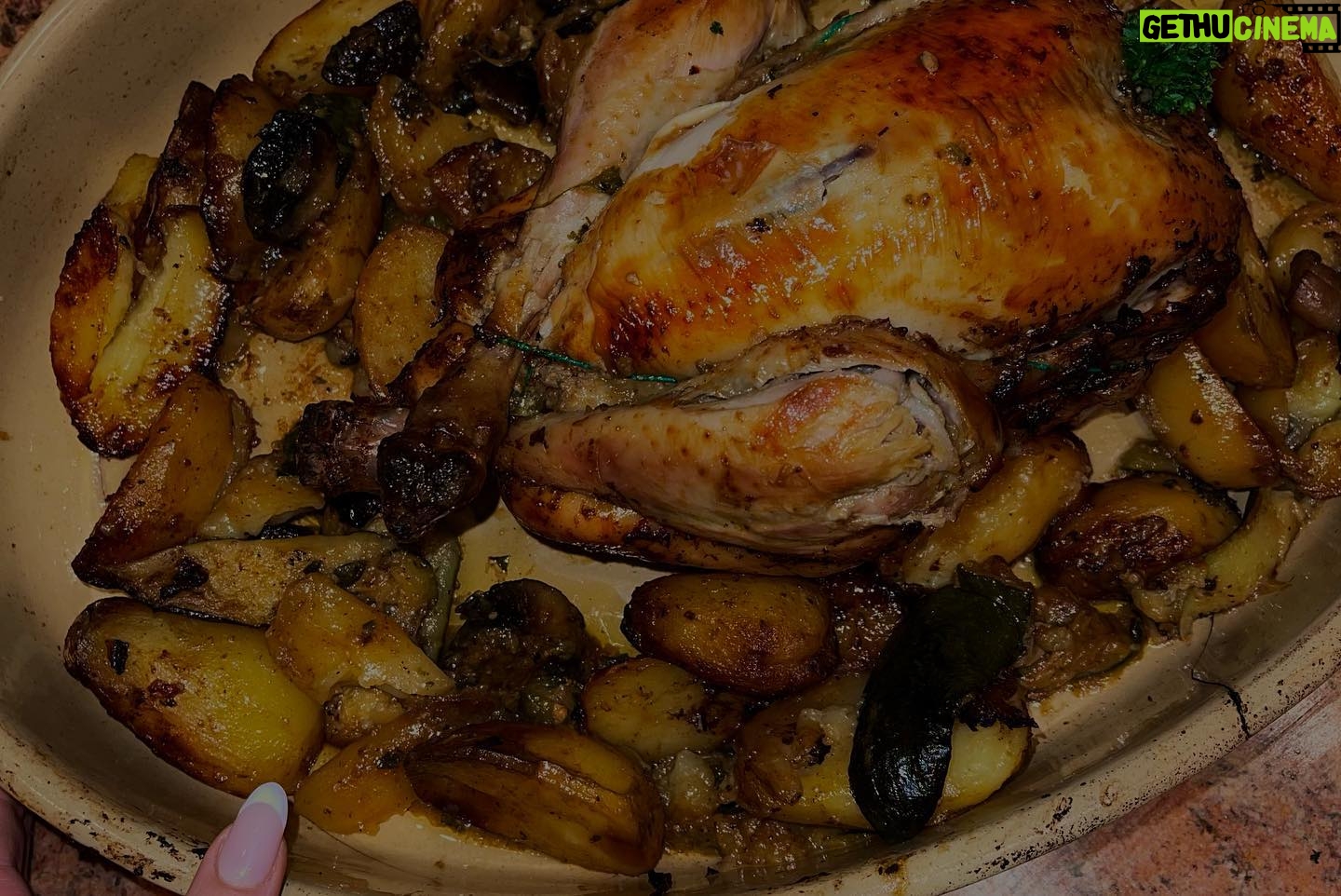 Haneia Maurer Instagram - Rien de mieux que de cuisinier et partager des moments en famille pour se détendre. Aujourd’hui c’est le hnea poulet rôti 🍗💕 Chauffez le four à 200 degrés Poulet fermier des Landes La Farce Tomates Ail oignons sel poivre Beurre demi sel Persil Citron Badigeonner la peau pour qu’elle croustille Huile d’olive Beurre demi salé Poivre Noix de muscade Persil 💚 HNEA tips ⭐️ne pas rajouter de sel pour ne pas sécher la chair ⭐️Tourner le poulet toutes les 30 min ⭐️Humidifier le poulet lors de la cuisson avec la sauce ⭐️Cuire longtemps à feu doux.