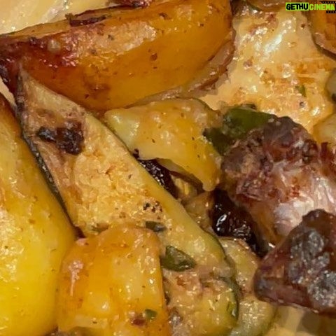 Haneia Maurer Instagram - Rien de mieux que de cuisinier et partager des moments en famille pour se détendre. Aujourd’hui c’est le hnea poulet rôti 🍗💕 Chauffez le four à 200 degrés Poulet fermier des Landes La Farce Tomates Ail oignons sel poivre Beurre demi sel Persil Citron Badigeonner la peau pour qu’elle croustille Huile d’olive Beurre demi salé Poivre Noix de muscade Persil 💚 HNEA tips ⭐️ne pas rajouter de sel pour ne pas sécher la chair ⭐️Tourner le poulet toutes les 30 min ⭐️Humidifier le poulet lors de la cuisson avec la sauce ⭐️Cuire longtemps à feu doux.