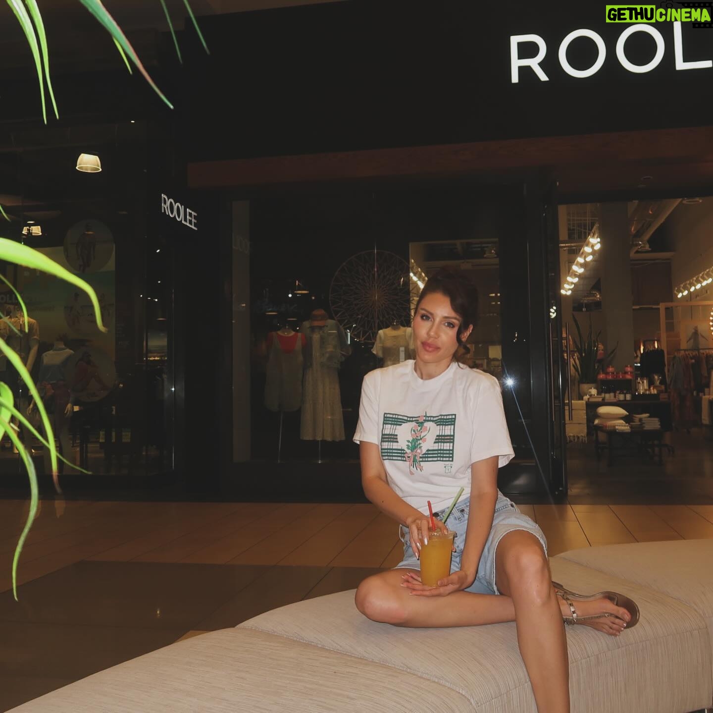 Haneia Maurer Instagram - Afternoon at the mall.
