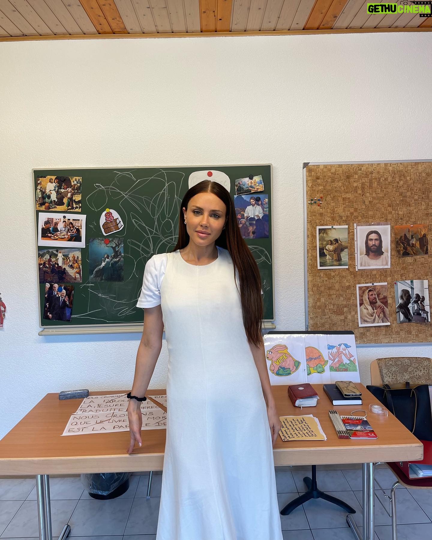 Haneia Maurer Instagram - Chérissons nos famille, Fortifions notre foyer. Grâce à l’étude des écritures, la patience, et l’amour pour nos enfants. #ecoleprimaire #lds