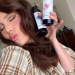 Haneia Maurer Instagram – Je passe à la coloration végétale et produits naturels UNBOXING @aromazone_officiel 
all the way to the 🇺🇸