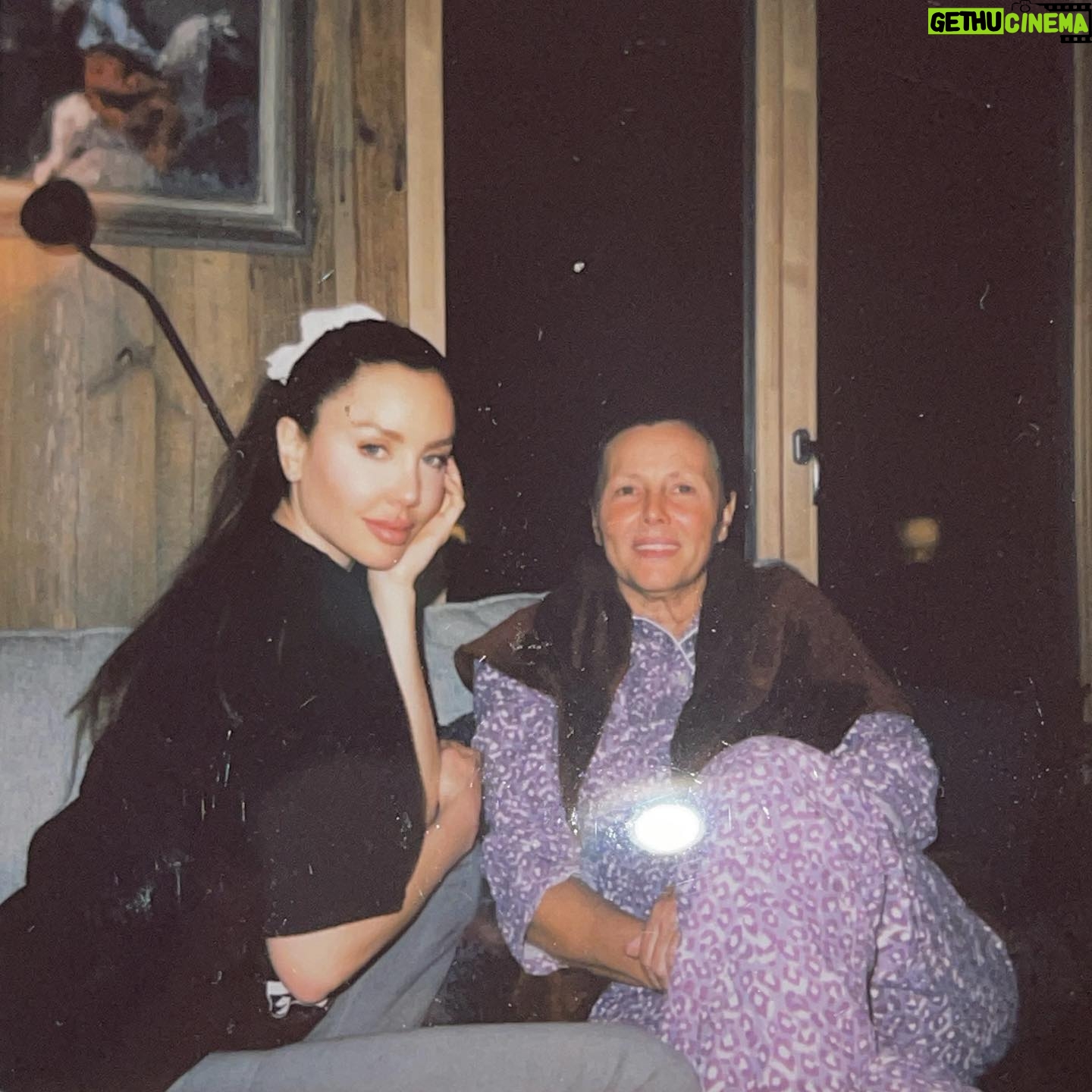 Haneia Maurer Instagram - En ce 8 mars, pour cette journée internationale des droits des femmes, il est aujourd’hui plus que primordial de rester ancrées dans ses valeurs et faire respecter sa dignité dans un monde ambivalent. À ma maman qui a sacrifié sa vie pour la mienne. ❤️