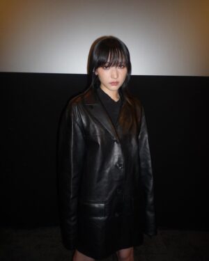 Hanna Chan Instagram - 《年少日記》首映禮 🖤

@timestillturnsthepages 

Outfit @givenchy
Styling @justdom_____ 
Makeup @angelmok_makeup 
Hair @viccivlai

Thank you @aris.is.aris 📸