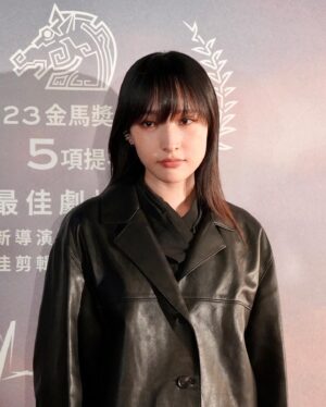 Hanna Chan Instagram - 《年少日記》首映禮 🖤

@timestillturnsthepages 

Outfit @givenchy
Styling @justdom_____ 
Makeup @angelmok_makeup 
Hair @viccivlai

Thank you @aris.is.aris 📸