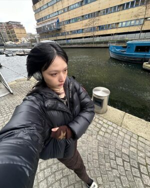 Hanna Chan Instagram - Throwback London in January: freezing 🌬️( ・ ̫・)❅
& @canadagoose keeps me warm~~~