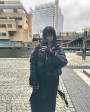 Hanna Chan Instagram - Throwback London in January: freezing 🌬️( ・ ̫・)❅
& @canadagoose keeps me warm~~~