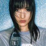 Hanna Chan Instagram - 🖤 MCM 於2023年春季隆重推出品牌首支男裝香水 —— MCM ONYX EDP 。   MCM ONYX 的設計靈感源自於品牌經典Stark背囊的啟發。將 MCM 的品牌 DNA——『自由旅行』的核心理念完美體現，透過這款香水引領21 世紀數碼游牧民族踏上從成分到情感、香氣到感覺、從香調到情緒的劃時代之旅。   瑞士香精原料集團 Firmenich 的高級調香師、MCM ONYX 背後的匠人 Clément Gavarry 表示，「在創作 MCM ONYX 時，我想以一種清新而時尚的方式呈現自由的精髓。香調散發出生薑及香料的泡騰感，揉合清新的薰衣草及溫暖的木香氣息，將自由不羈、勢不可擋的精神濃縮於瓶中。 」   MCM ONYX 以履行企業責任為創作原則，其純素配方採用超過79% 可生物分解成分，並超過89% 綠色化學分子配製而成—— 這兩項均是實現永續香氛未來的關鍵指標。當中超過 72% 為 Naturals Together™️ 可持續發展的原料，對全球的社區發展帶來正面影響。 由即日起至8月31日，於銅鑼灣Sogo 或旺角朗豪坊Langham Beauty MCM 香水專櫃展示本帖截圖, 即可獲贈ONYX 香水體驗裝一份*。 *數量有限，送完即止。 @mcmworldwide #MCMWorldwide #MCMFragrance #MCMOnyx Photo @oscarchik Make up @heisanhung Hair @myos_zivyeung