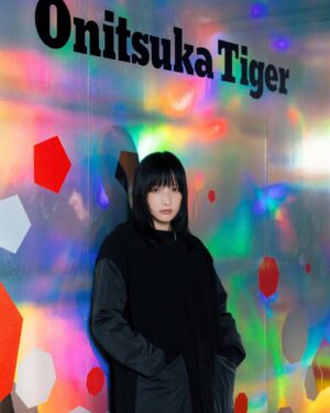 Hanna Chan Instagram - Onitsuka Tiger全新推出的DELECITY，採用極光為主題，鞋帶上綴以閃亮的Swarovski®️水晶，最適合作為今個聖誕節的驚喜禮物～🤫💝

由即日起至12月17日到 Onitsuka Tiger 銅鑼灣 Fashion Walk 旗艦店購買任何產品即刻可以享用Coffee Corner準備嘅美味曲奇！

@onitsukatigerhk #DELECITY #HOLIDAYGIFTS