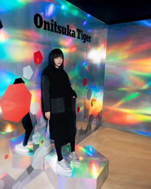 Hanna Chan Instagram - Onitsuka Tiger全新推出的DELECITY，採用極光為主題，鞋帶上綴以閃亮的Swarovski®️水晶，最適合作為今個聖誕節的驚喜禮物～🤫💝

由即日起至12月17日到 Onitsuka Tiger 銅鑼灣 Fashion Walk 旗艦店購買任何產品即刻可以享用Coffee Corner準備嘅美味曲奇！

@onitsukatigerhk #DELECITY #HOLIDAYGIFTS