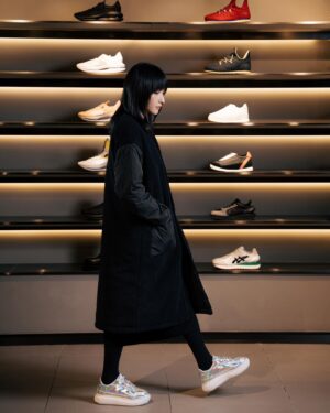 Hanna Chan Instagram - Onitsuka Tiger全新推出的DELECITY，採用極光為主題，鞋帶上綴以閃亮的Swarovski®️水晶，最適合作為今個聖誕節的驚喜禮物～🤫💝

由即日起至12月17日到 Onitsuka Tiger 銅鑼灣 Fashion Walk 旗艦店購買任何產品即刻可以享用Coffee Corner準備嘅美味曲奇！

@onitsukatigerhk #DELECITY #HOLIDAYGIFTS