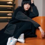 Hanna Chan Instagram - Onitsuka Tiger全新推出的DELECITY，採用極光為主題，鞋帶上綴以閃亮的Swarovski®️水晶，最適合作為今個聖誕節的驚喜禮物～🤫💝 由即日起至12月17日到 Onitsuka Tiger 銅鑼灣 Fashion Walk 旗艦店購買任何產品即刻可以享用Coffee Corner準備嘅美味曲奇！ @onitsukatigerhk #DELECITY #HOLIDAYGIFTS