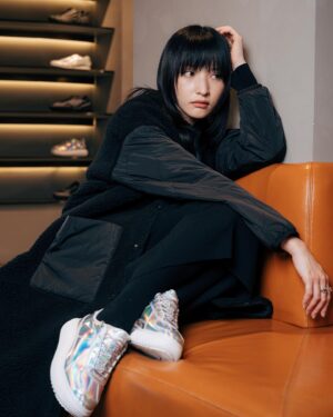 Hanna Chan Instagram - Onitsuka Tiger全新推出的DELECITY，採用極光為主題，鞋帶上綴以閃亮的Swarovski®️水晶，最適合作為今個聖誕節的驚喜禮物～🤫💝

由即日起至12月17日到 Onitsuka Tiger 銅鑼灣 Fashion Walk 旗艦店購買任何產品即刻可以享用Coffee Corner準備嘅美味曲奇！

@onitsukatigerhk #DELECITY #HOLIDAYGIFTS