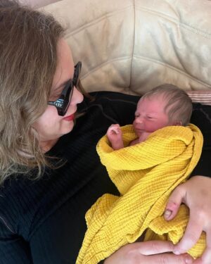Hanna Hellquist Instagram - Håkan är här och han är perfekt och kvinnan som födde honom är inget annat än en gudinna och numera även ansiktet utåt för att föda utan krystvärkar och på ren jävla ilska. 
(Så gulligt att hon sminkade de där ögonen två dagar senare)
Älskar er @braaune och @ragnarreutermo