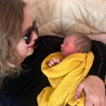 Hanna Hellquist Instagram - Håkan är här och han är perfekt och kvinnan som födde honom är inget annat än en gudinna och numera även ansiktet utåt för att föda utan krystvärkar och på ren jävla ilska. (Så gulligt att hon sminkade de där ögonen två dagar senare) Älskar er @braaune och @ragnarreutermo