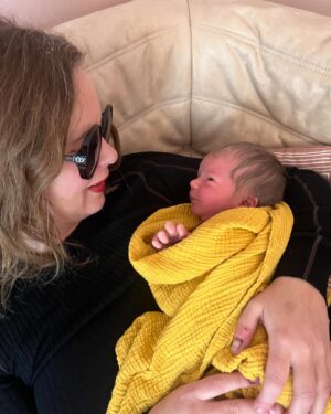 Hanna Hellquist Instagram - Håkan är här och han är perfekt och kvinnan som födde honom är inget annat än en gudinna och numera även ansiktet utåt för att föda utan krystvärkar och på ren jävla ilska. 
(Så gulligt att hon sminkade de där ögonen två dagar senare)
Älskar er @braaune och @ragnarreutermo