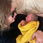 Hanna Hellquist Instagram - Håkan är här och han är perfekt och kvinnan som födde honom är inget annat än en gudinna och numera även ansiktet utåt för att föda utan krystvärkar och på ren jävla ilska. (Så gulligt att hon sminkade de där ögonen två dagar senare) Älskar er @braaune och @ragnarreutermo