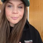 Hanna Hellquist Instagram - Håkan är här och han är perfekt och kvinnan som födde honom är inget annat än en gudinna och numera även ansiktet utåt för att föda utan krystvärkar och på ren jävla ilska. (Så gulligt att hon sminkade de där ögonen två dagar senare) Älskar er @braaune och @ragnarreutermo
