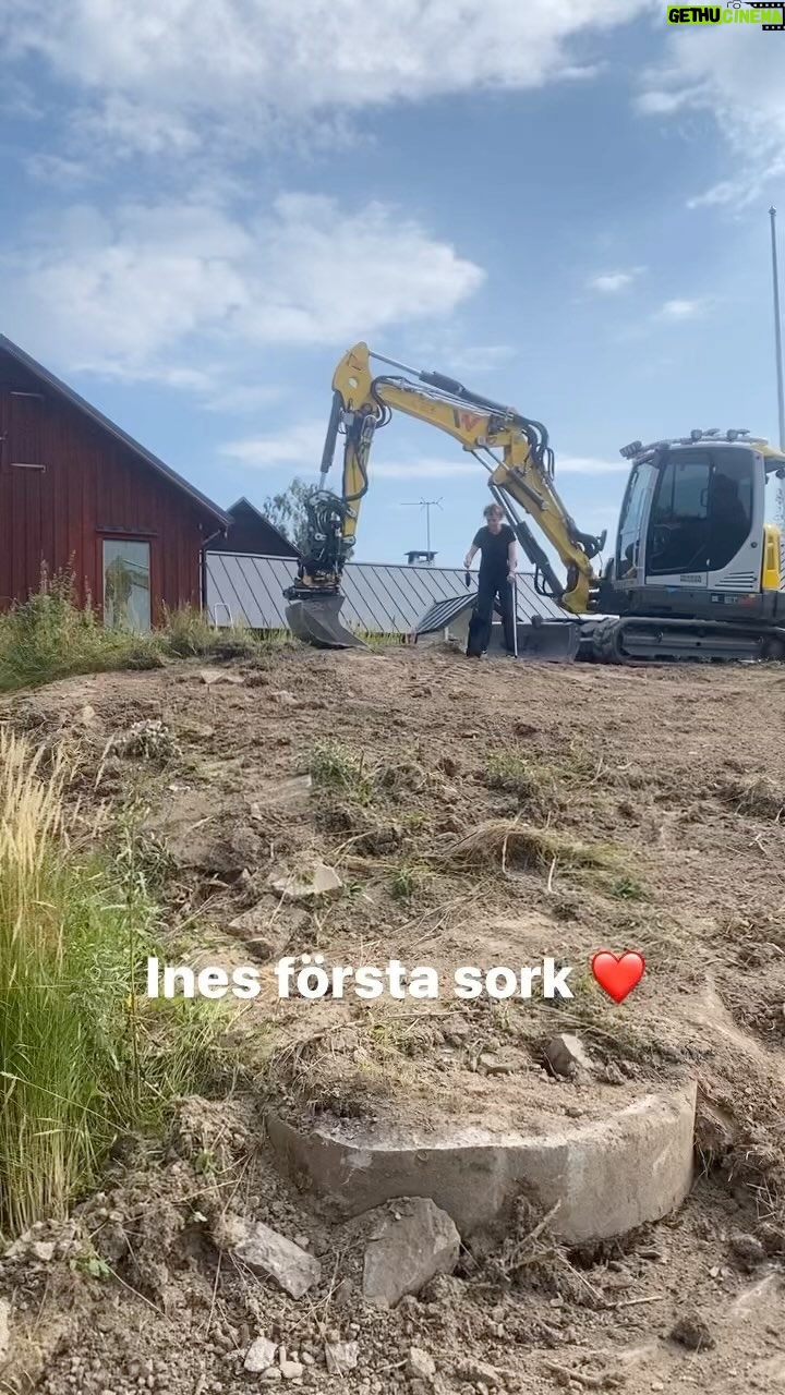 Hanna Hellquist Instagram - Det största har hänt. Ines har, efter 9 års idogt grävande, fångat sin första sork.