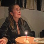 Hanna Hellquist Instagram – AK fyller 41! På tallriken en slags mexikansk cheesecake med Skyr på toppen men SKIT I DET NU, för världens bästa dubbelspecialist med dubbelnamn fyller år och jag älskar henne! Vi har så kul? Lojal och smart och sur som ättika ibland men för det mesta ler hon ljuvt och lever livet med en sån jävla fingertoppskänsla. Hon är toppen. Hurra för ak!