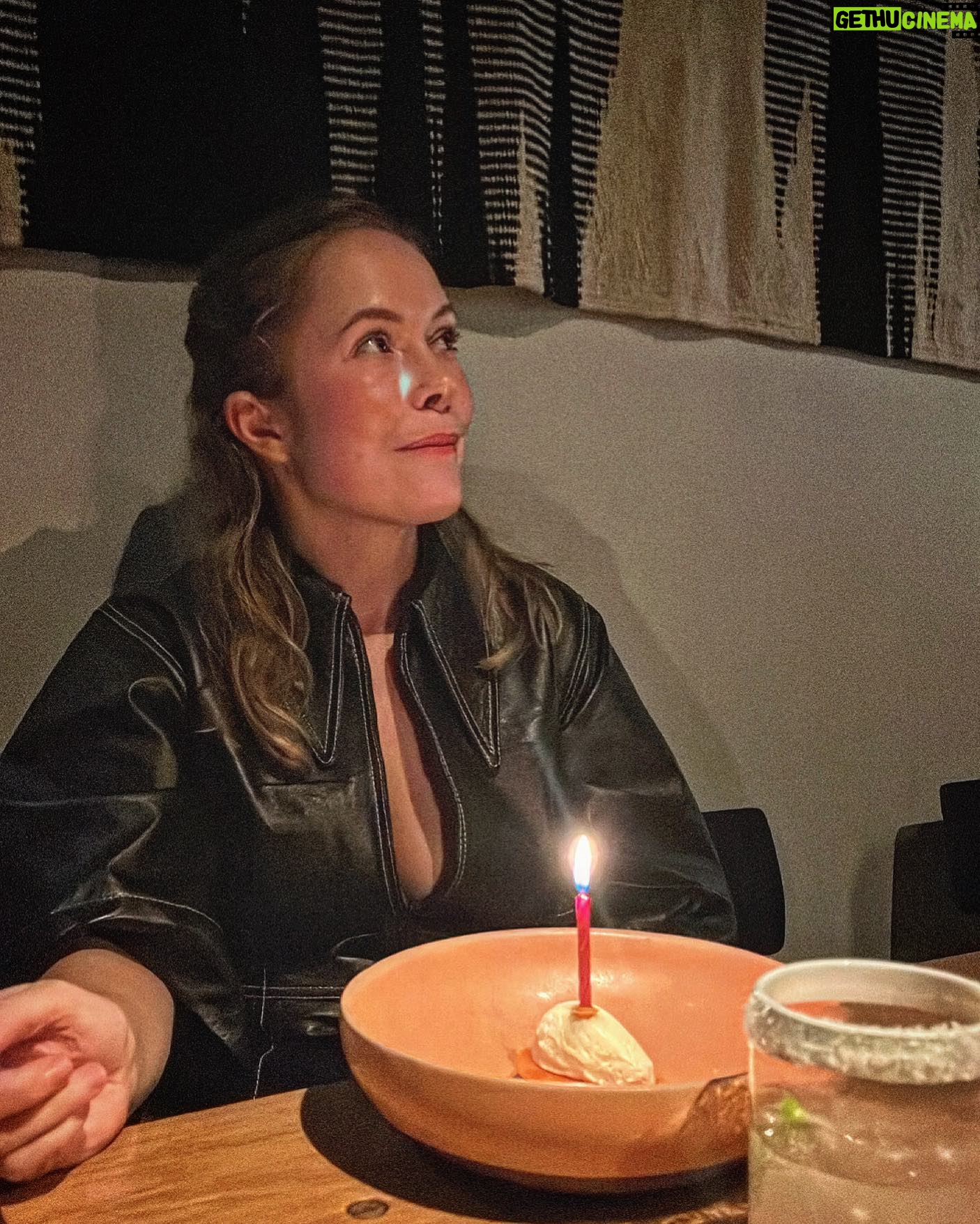 Hanna Hellquist Instagram - AK fyller 41! På tallriken en slags mexikansk cheesecake med Skyr på toppen men SKIT I DET NU, för världens bästa dubbelspecialist med dubbelnamn fyller år och jag älskar henne! Vi har så kul? Lojal och smart och sur som ättika ibland men för det mesta ler hon ljuvt och lever livet med en sån jävla fingertoppskänsla. Hon är toppen. Hurra för ak!