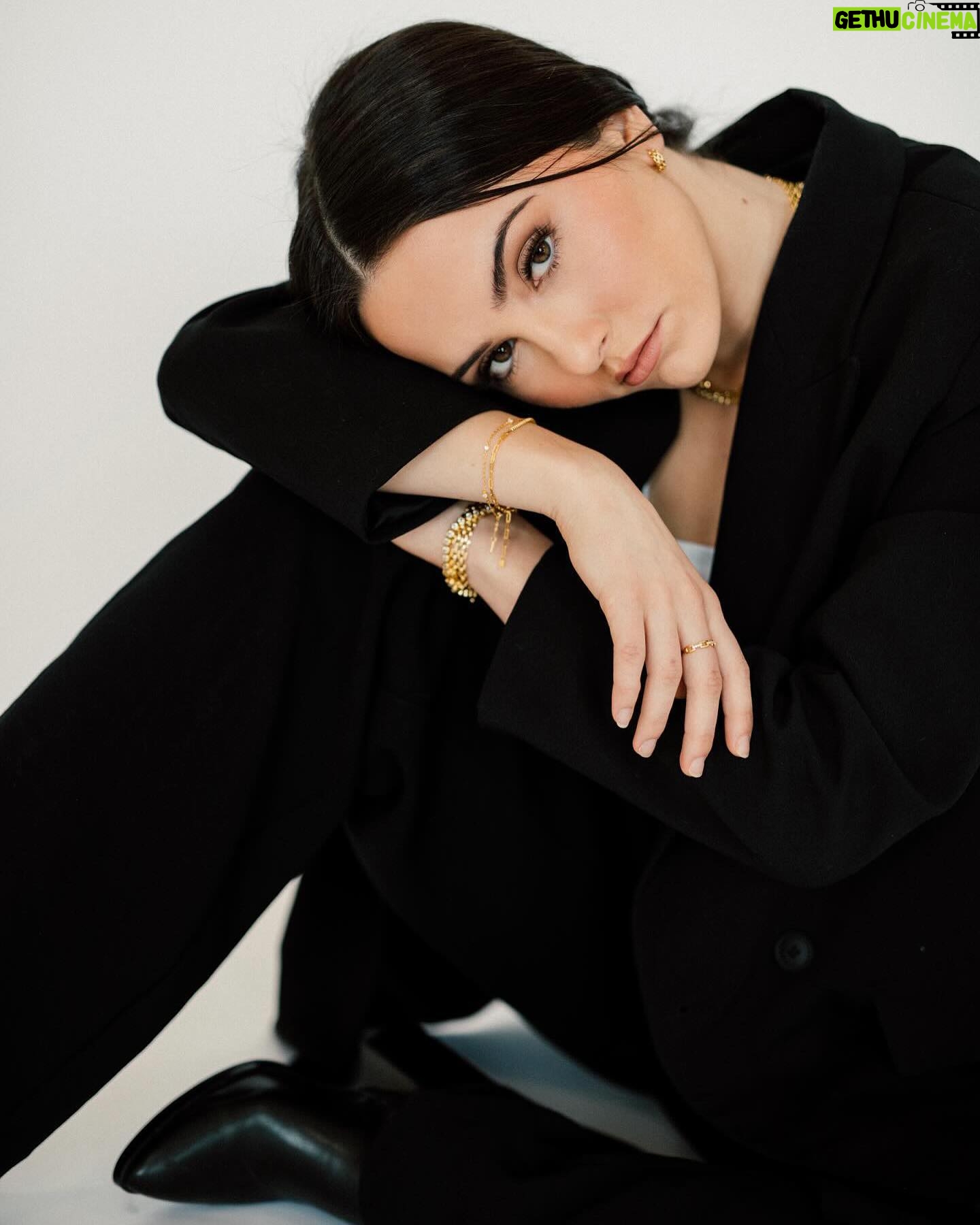 Hannah Cheramy - 21.1K Likes - Few pics from this super fun shoot✨
📸: @emilydoylephoto
💄: @allisonkirbyy
💍: @nazzarjewellery