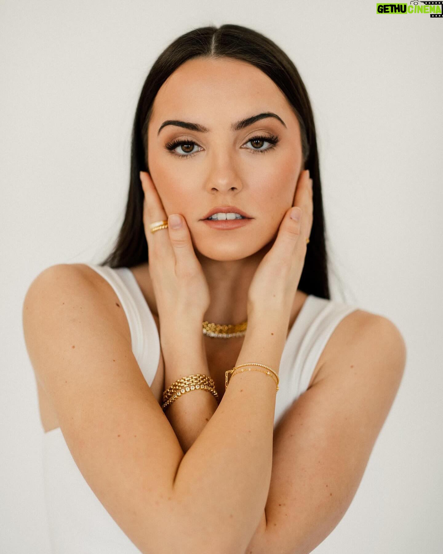 Hannah Cheramy - 21.1K Likes - Few pics from this super fun shoot✨
📸: @emilydoylephoto
💄: @allisonkirbyy
💍: @nazzarjewellery