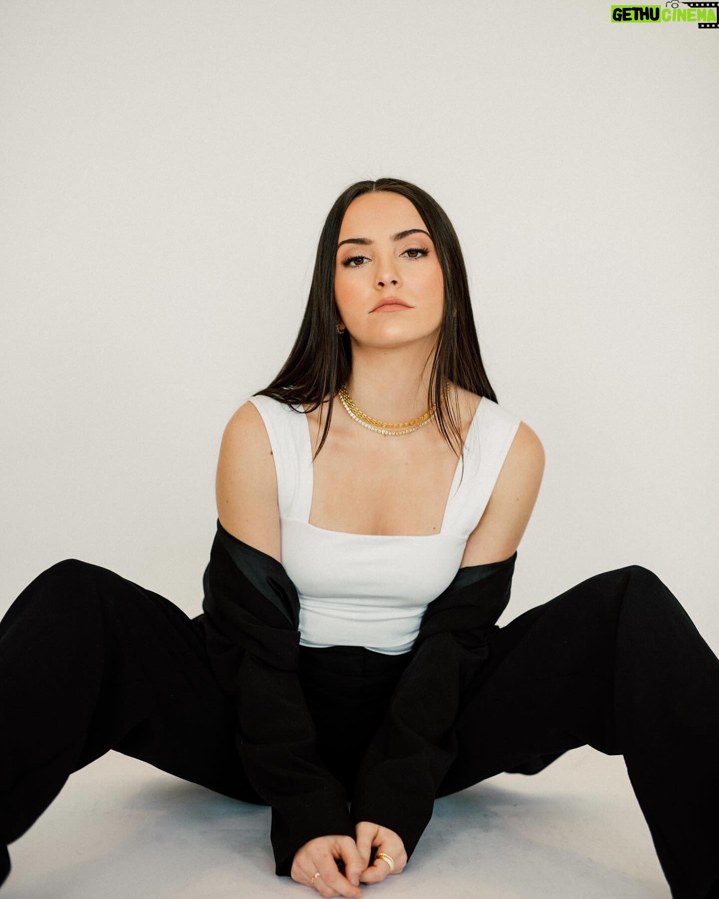 Hannah Cheramy - 21.1K Likes - Few pics from this super fun shoot✨
📸: @emilydoylephoto
💄: @allisonkirbyy
💍: @nazzarjewellery